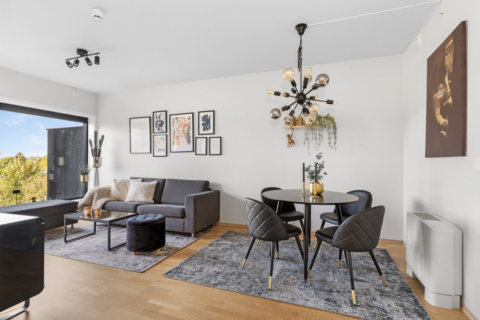 Stuen har gode møbleringsmuligheter med plass til både spisebord og sofagruppe. Galleribilde