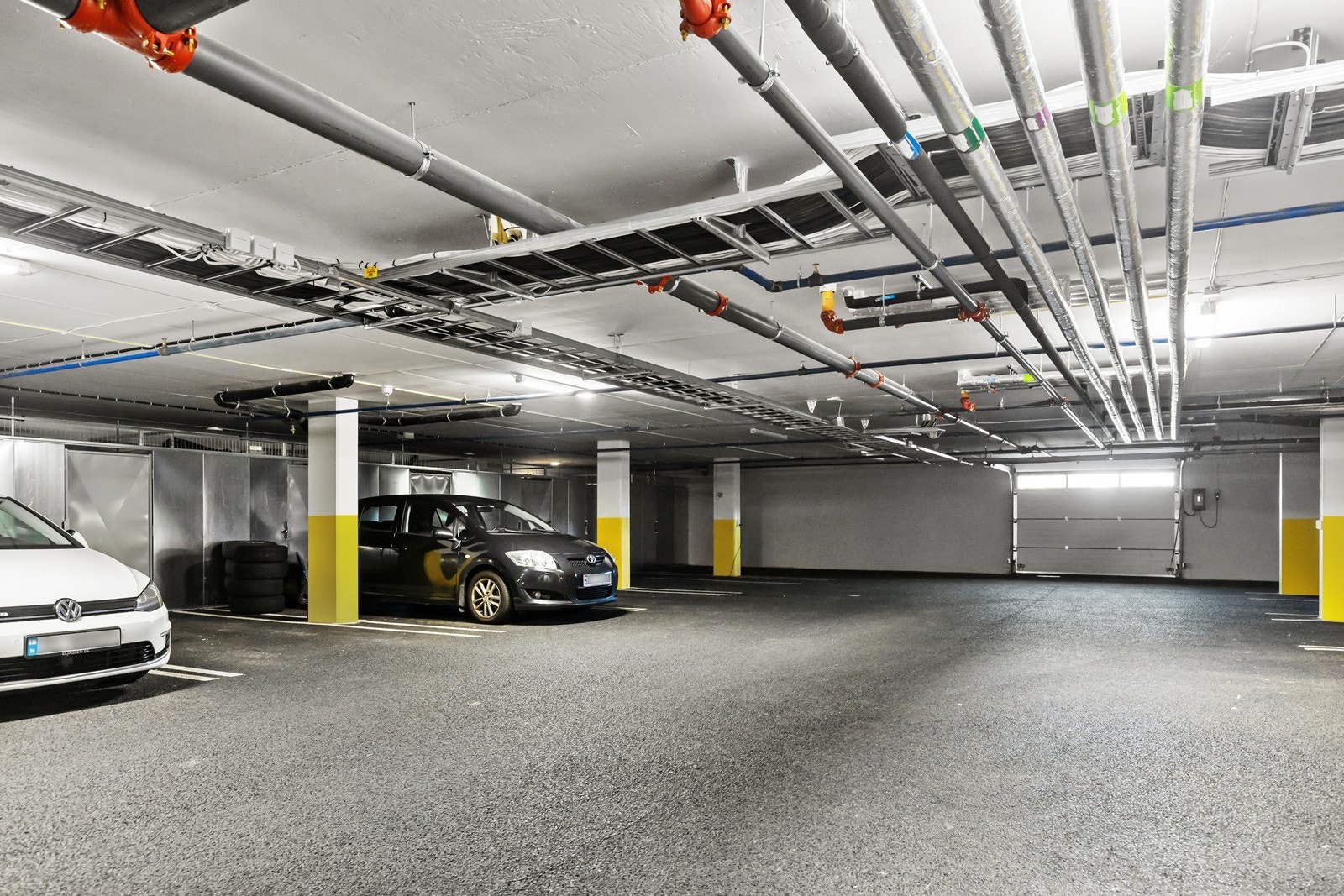 Leiligheten disponerer fast parkering i lukket anlegg, samt tilhørende sportsbod. Galleribilde