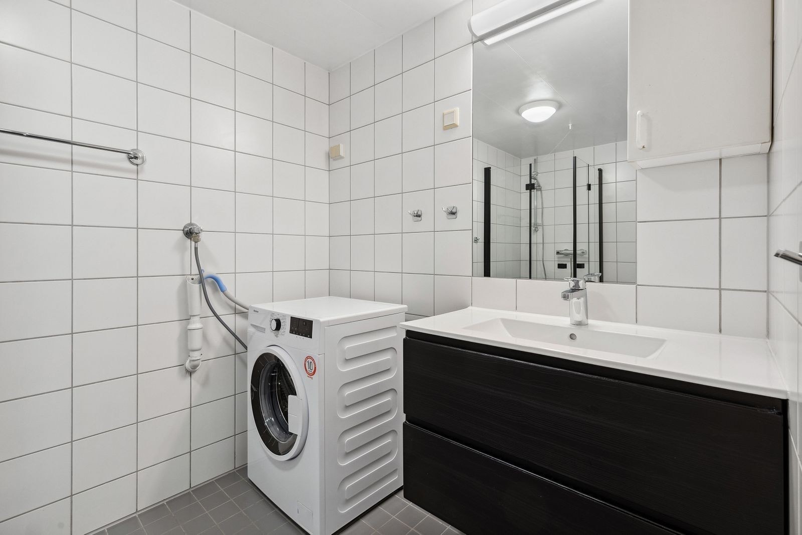 Flislagt bad med varmekabler leveres med vaskemaskin Galleribilde
