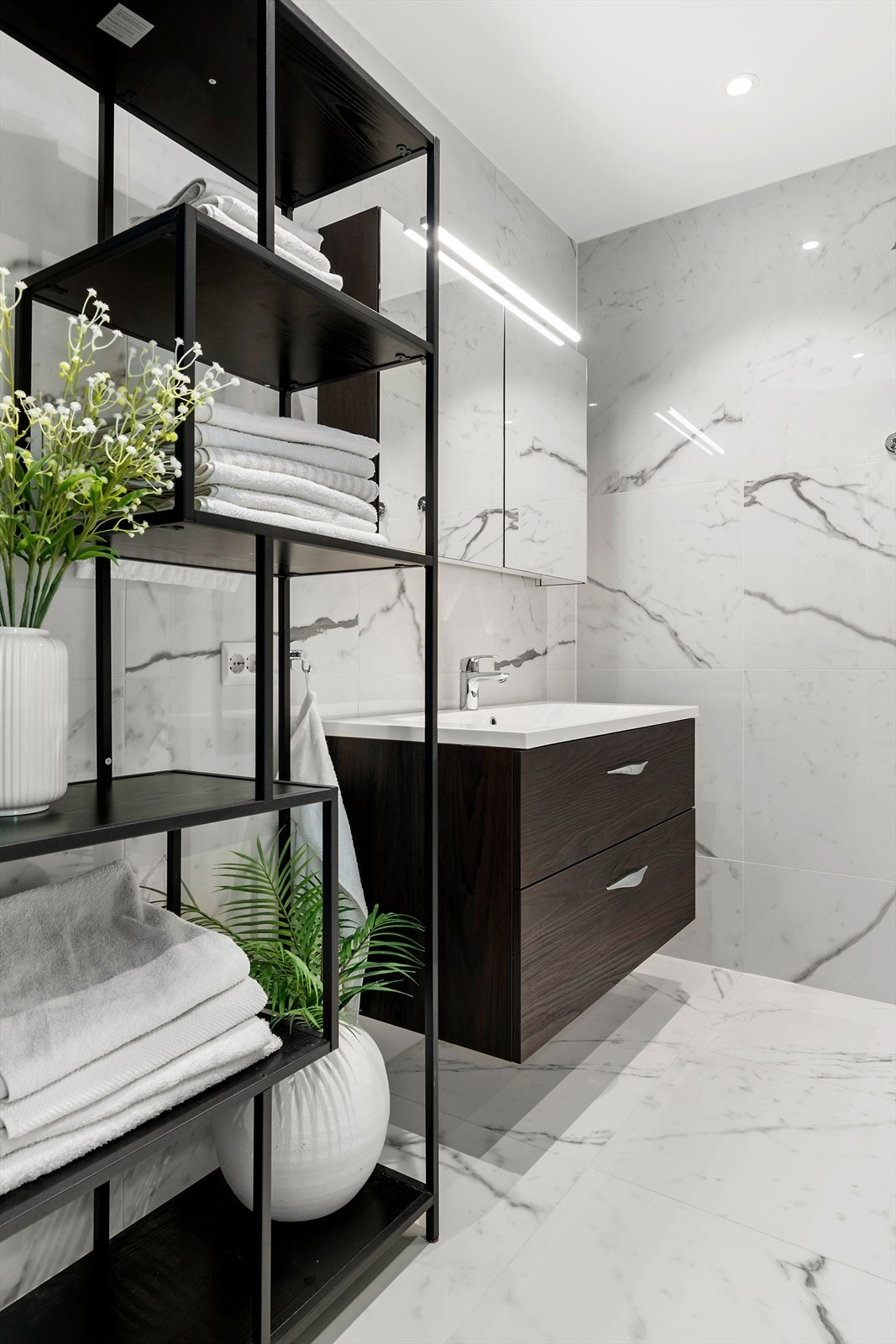 Badet er innredet med servantskap og overskap med speil. Galleribilde
