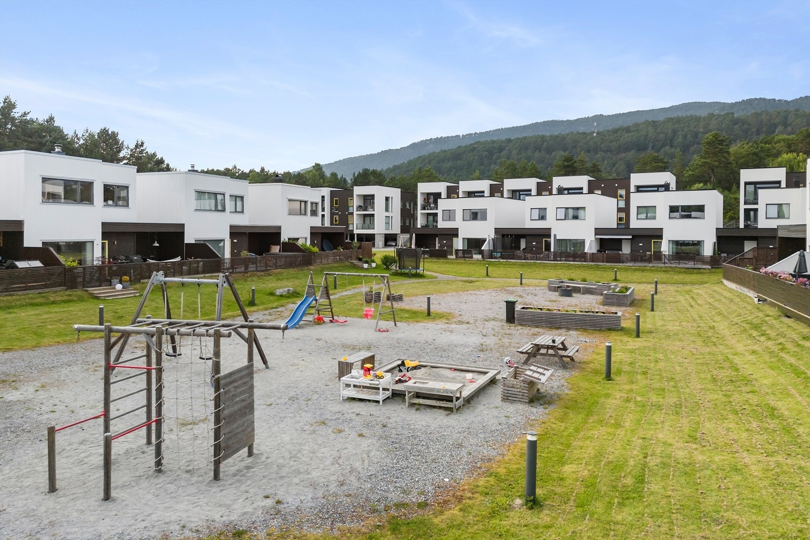 Flott opparbeidet fellesareal hvor barna kan leke. Galleribilde