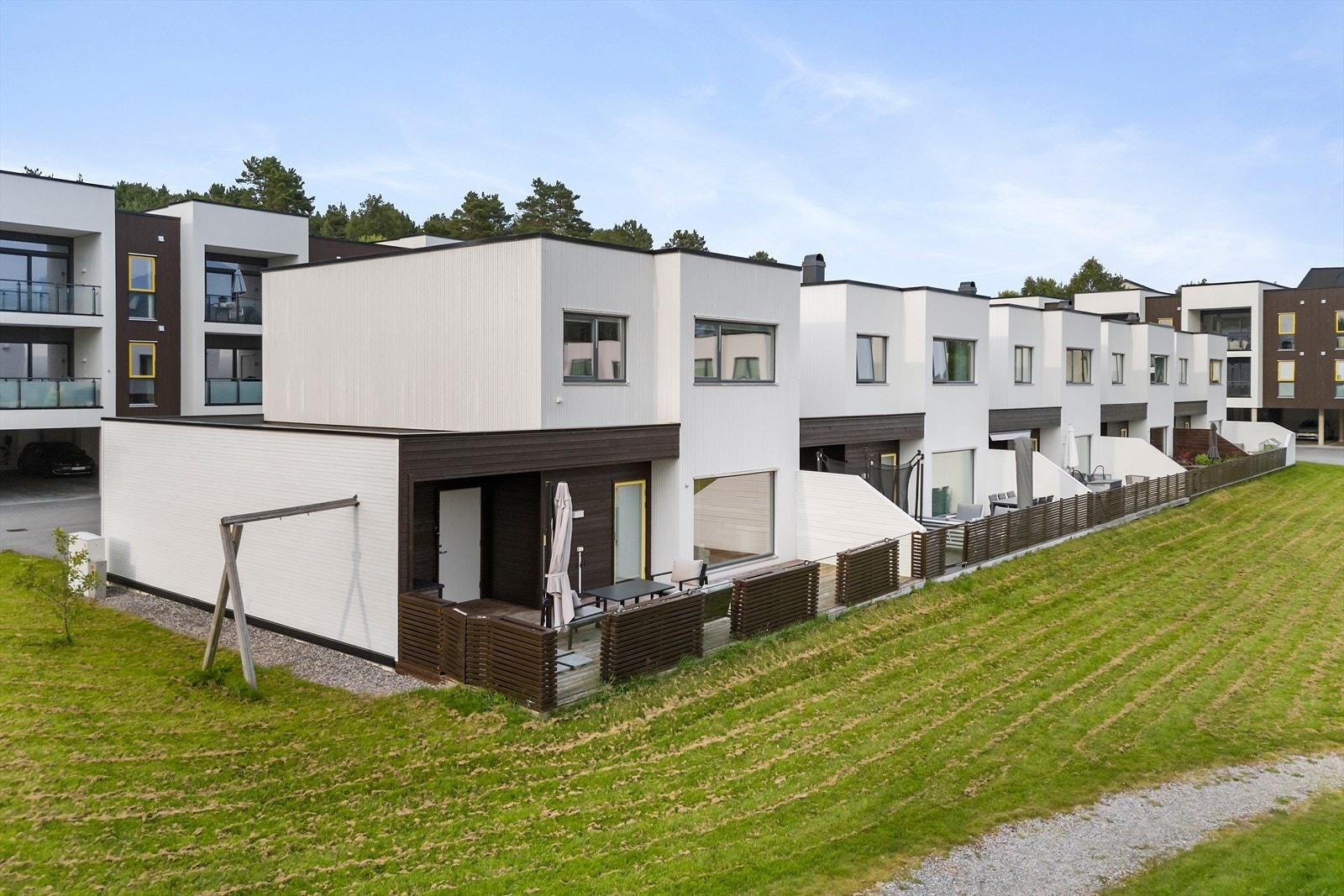 Boligen ligger praktisk og fint til på enden av rekken. Galleribilde