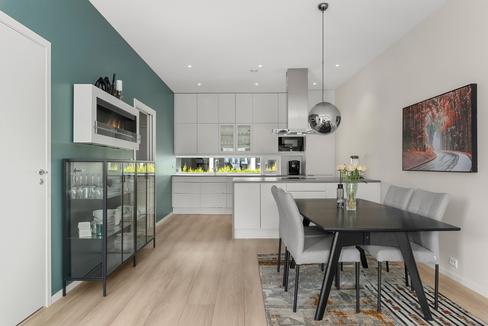 IKEA-kjøkken med malte fronter og laminert benkeplate. Galleribilde