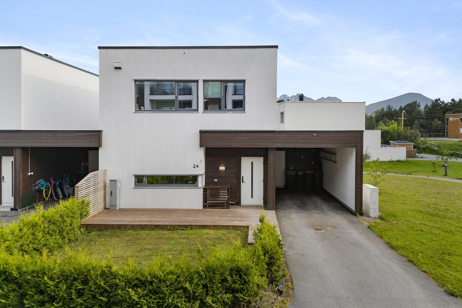 Boligen ble oppført i 2018 og har egen carport. Galleribilde