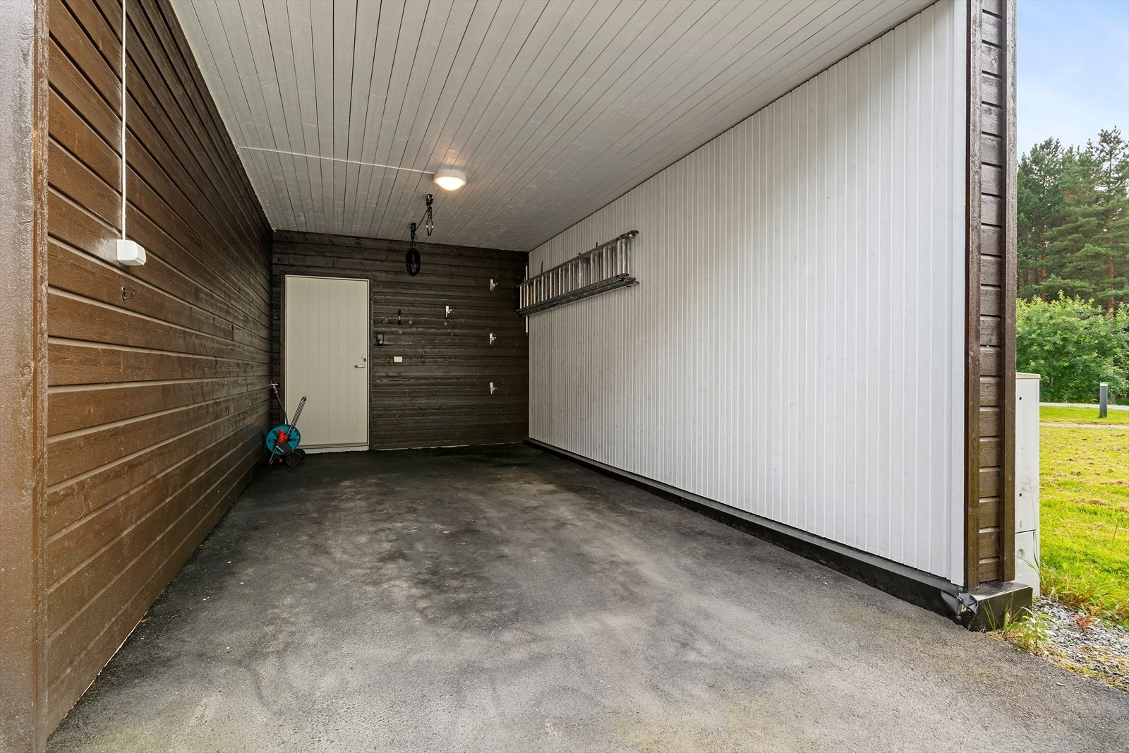 Carport med sportsbod i bakkant. Galleribilde