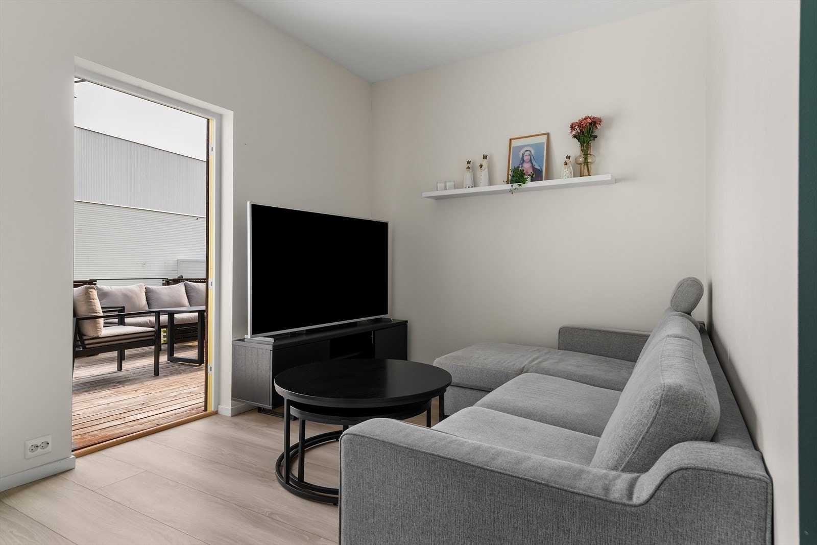 Ved utgangen til terrassen er det i dag innredet som en TV-krok. Galleribilde