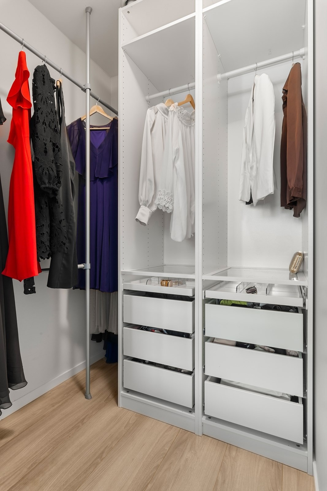 Det er også et walk-in closet i hovedsoverommet. Galleribilde
