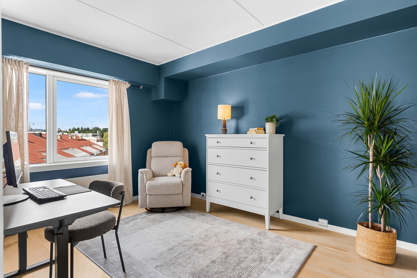 Fra dette soverommet er det inngang til en praktisk bod som enkelt kan gjøres om til en garderobe Galleribilde