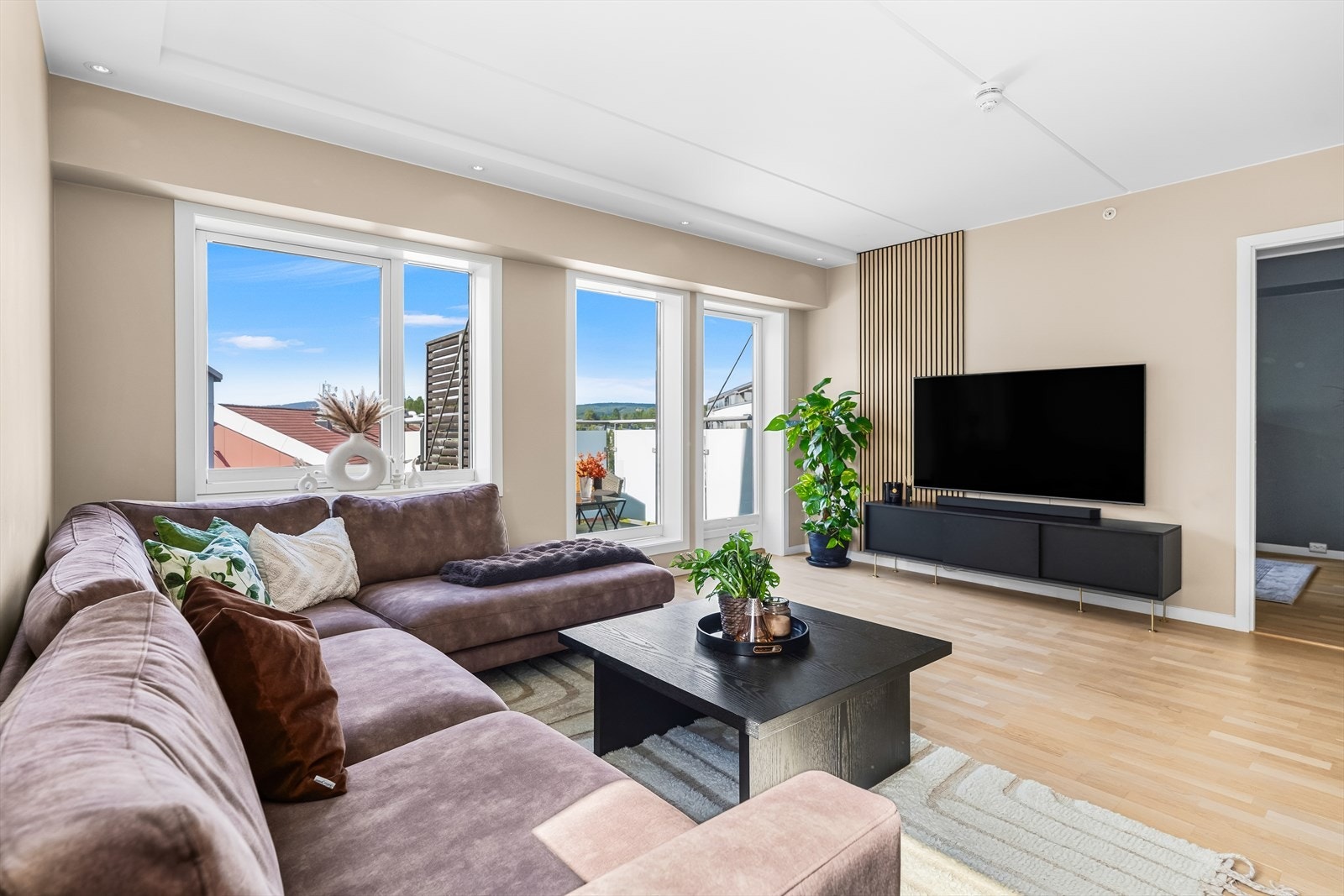 Stuen er av fin størrelse, med store vindusflater som slipper inn rikelig med naturlig lys fra to himmelretninger. Galleribilde