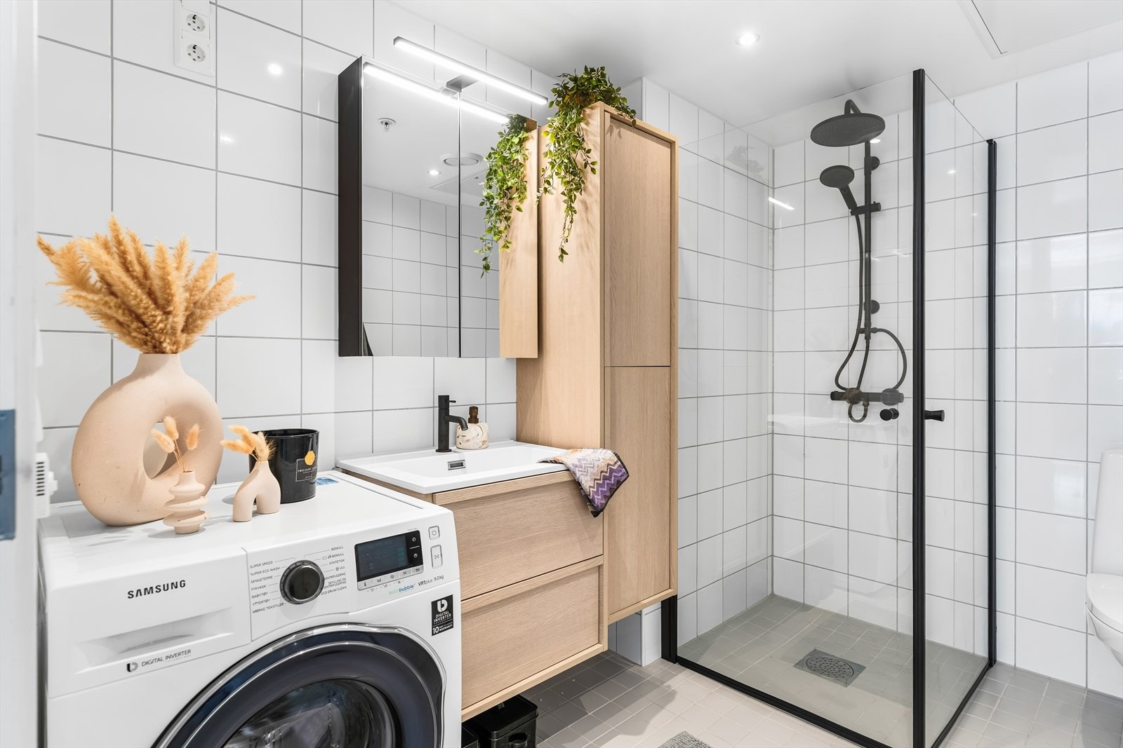 Det er godt med oppbevaringsplass i skuffer under servant, samt i vegghengt høyskap. Rommet er koblet til det balanserte anlegget. Badet har i 2026 blitt oppgradert med ny baderomsinnredning. Galleribilde