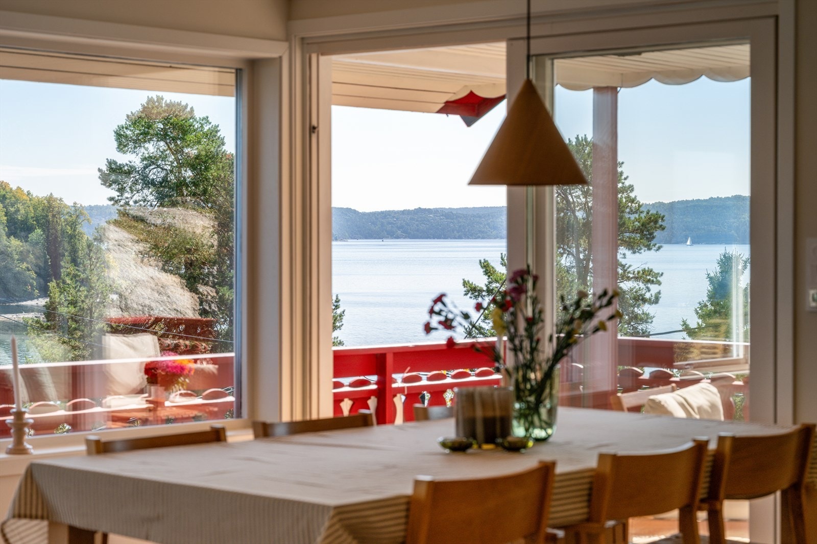 Spiseplassen ligger i direkte tilknytning til terrassen og kjøkkenet - en praktisk plassering både til hverdag og når man har gjester. Galleribilde