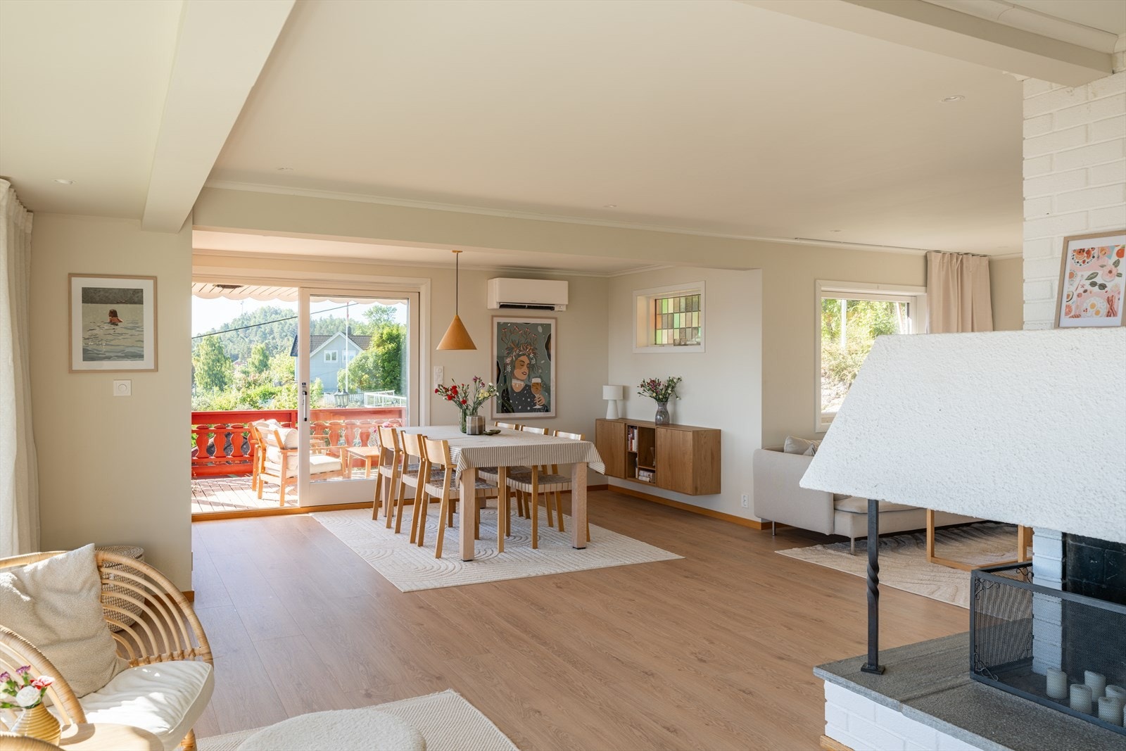 Oppholdsarealene har direkte forbindelse med den overbyggede terrassen, som fungerer som en naturlig forlengelse av boligen på varme dager. Galleribilde
