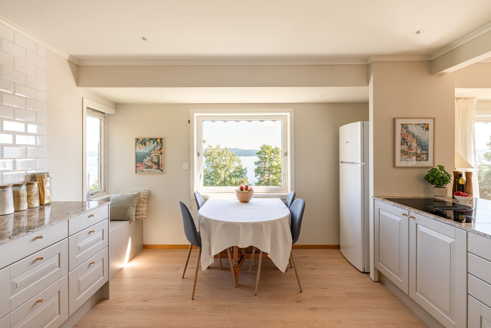 Kjøkkenet er utstyrt med nedfelt kum og ventilator med kullfilter, samt avsatt plass til kjøl/frys og oppvaskmaskin. Galleribilde