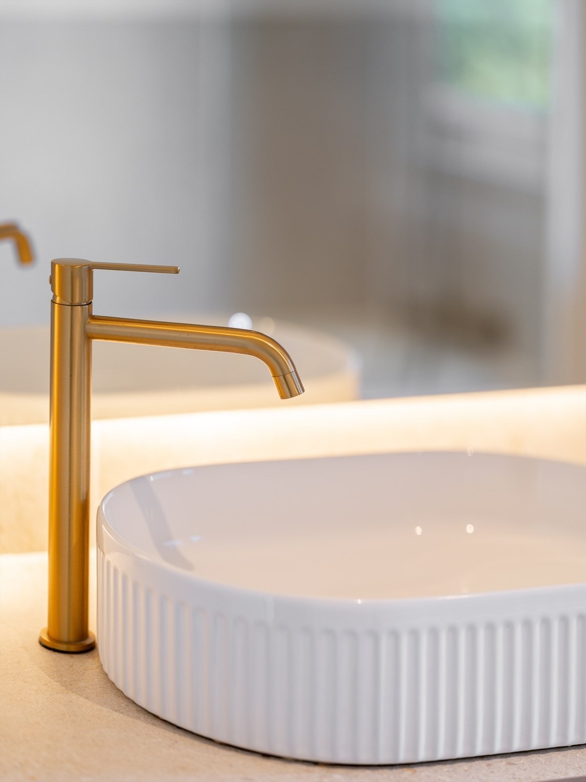 Badet flislagte overflater samt en moderne innredning. Galleribilde