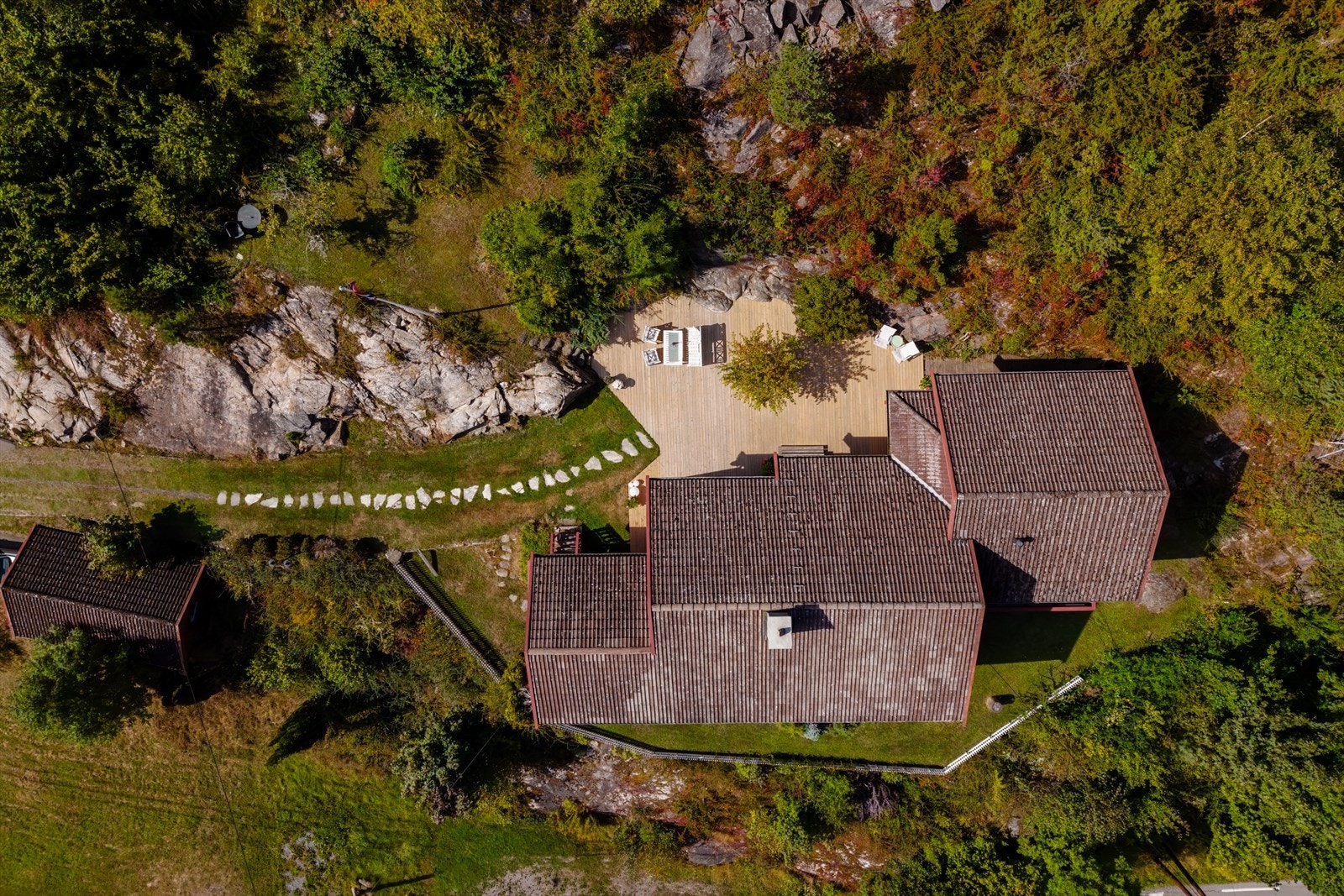 Eiendommen har en karakteristisk naturtomt hvor boligen, fjellet og utearealene er godt tilpasset terrenget. Galleribilde