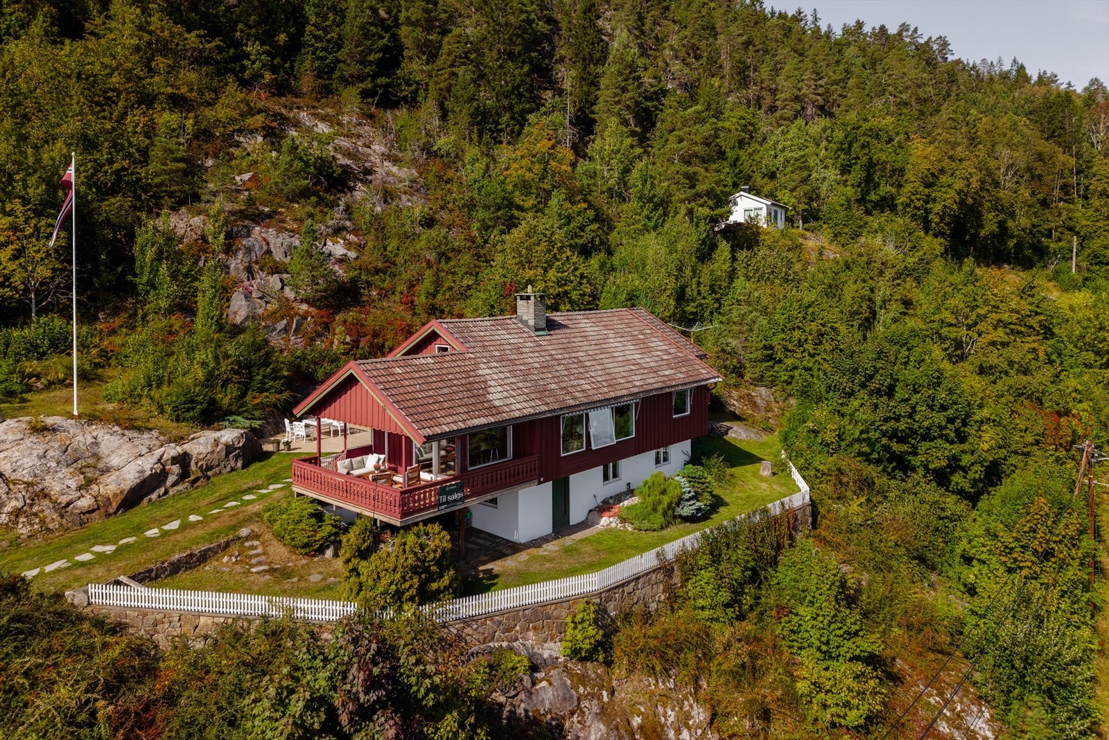 Eiendommen ligger på en stor tomt på over 2,5 mål, med boligen fint plassert i terrenget og omgitt av natur. Galleribilde