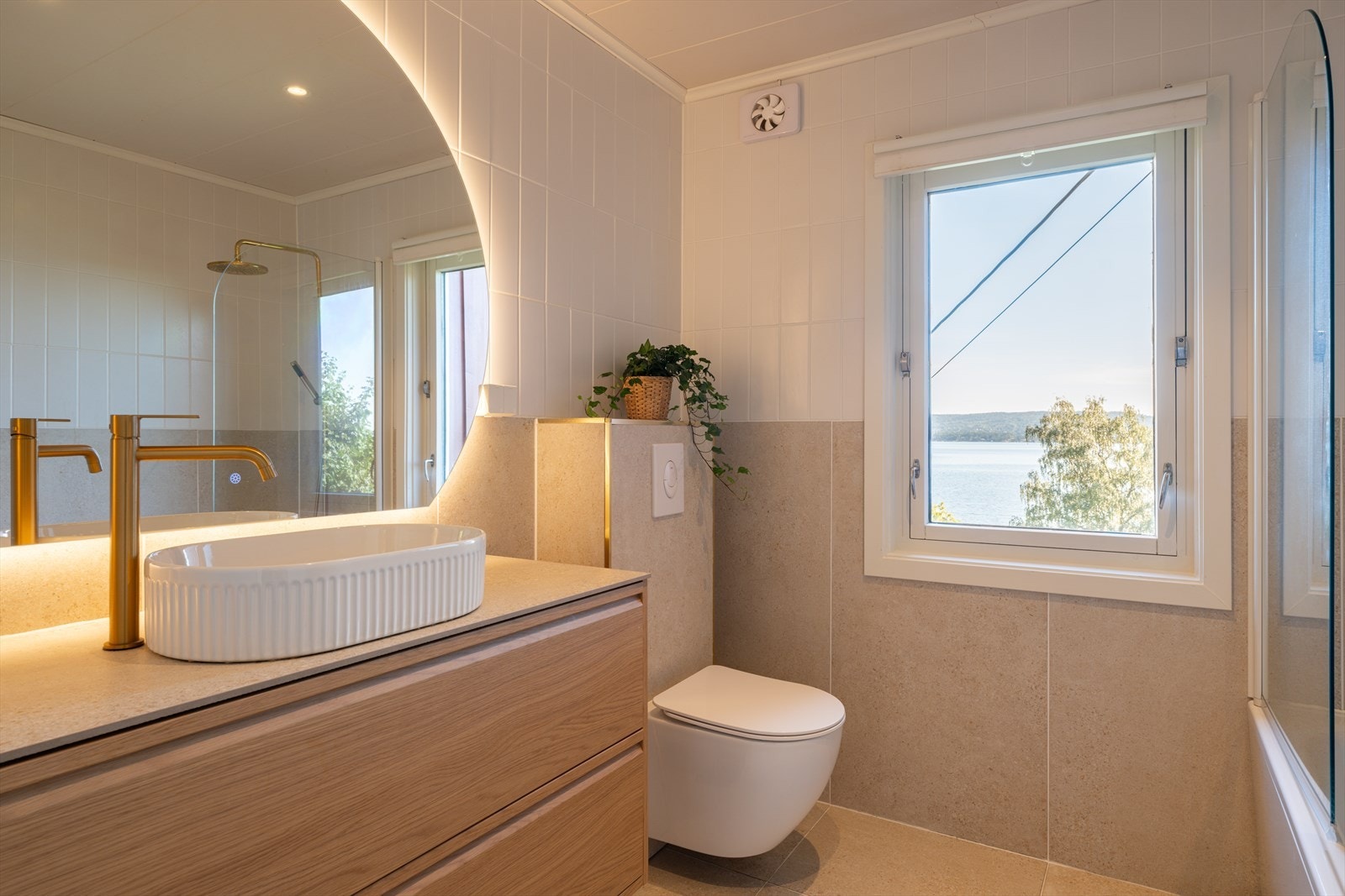 Badet i hovedetasjen ble oppgradert i 2025 og ligger praktisk til i samme etasje som alle de tre godkjente soverommene. Galleribilde