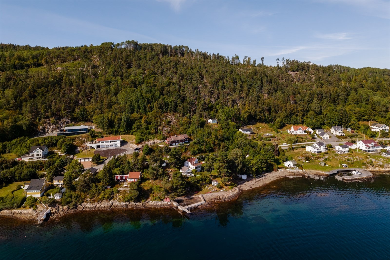 Velstranden ligger ca. 100 meter fra boligen - en attraktiv kvalitet for både morgenbad, sommerdager og ettermiddager ved sjøen. Galleribilde