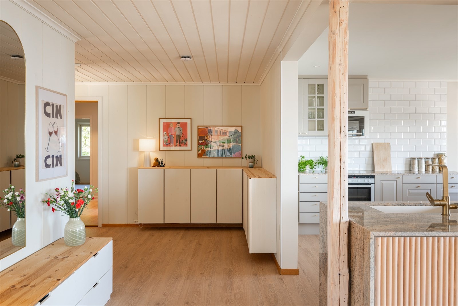 Gangen har en sentral plassering i hovedetasjen, med kort vei til både kjøkken, oppholdsarealer og soveromsavdelingen. Galleribilde