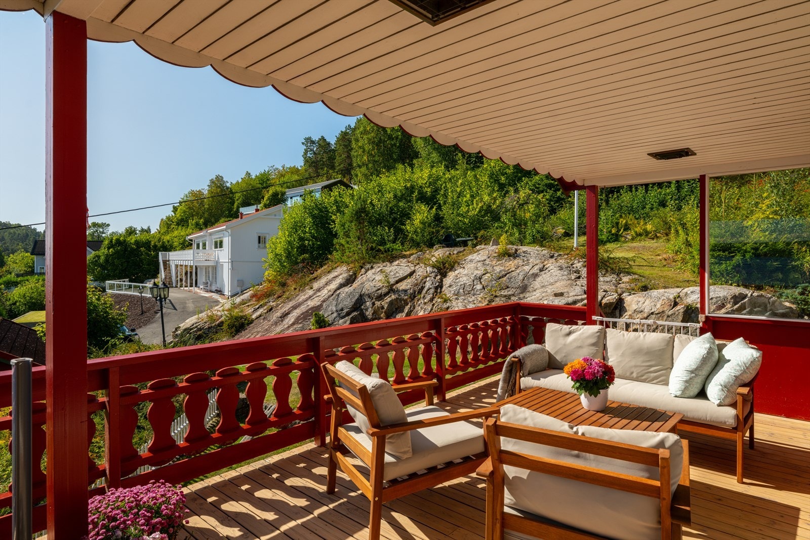 Selger opplyser om sol fra den står opp og frem til den går ned bak fjellet rundt kl. 18, avhengig av vegetasjonen bak huset. Galleribilde
