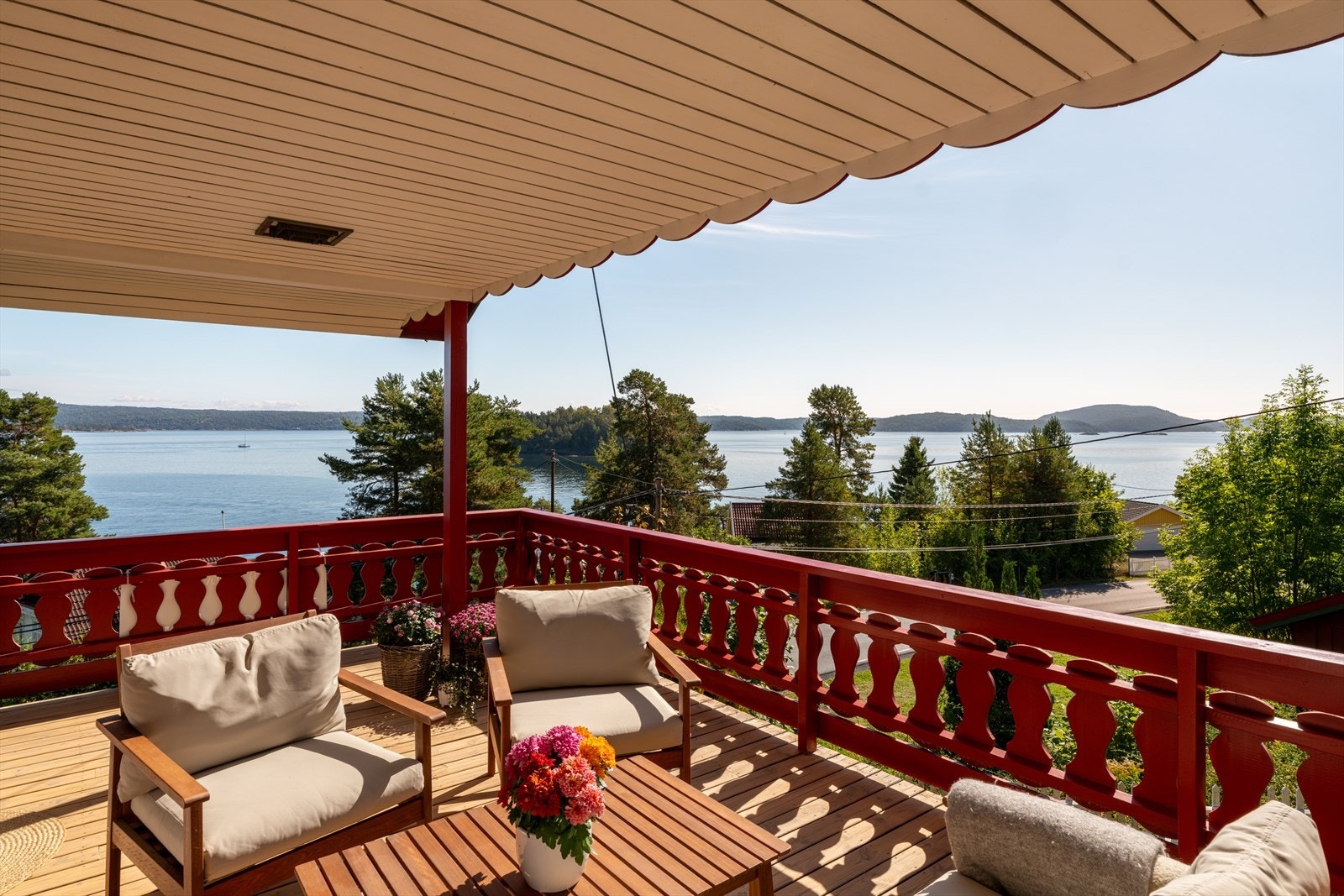 Her får du en innholdsrik enebolig med fantastisk utsikt over Oslofjorden, gode solforhold og store oppholdsarealer. Galleribilde