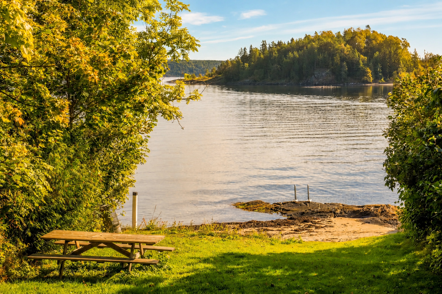 Nærheten til fjorden gir fine muligheter for bading og sjøliv nær hjemmet, uten behov for å sette seg i bilen. Galleribilde