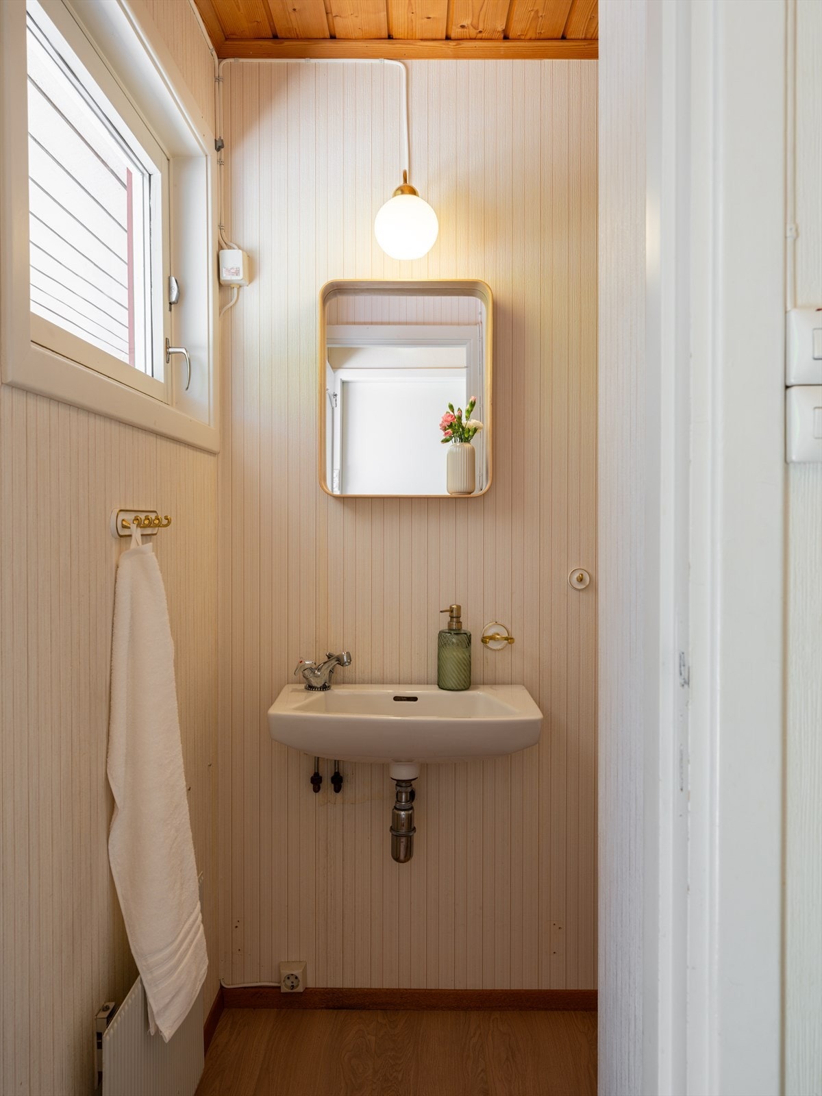 Det separate WC-rommet kommer i tillegg til hovedbadet - en praktisk kvalitet i en bolig med tre soverom på samme plan. Galleribilde