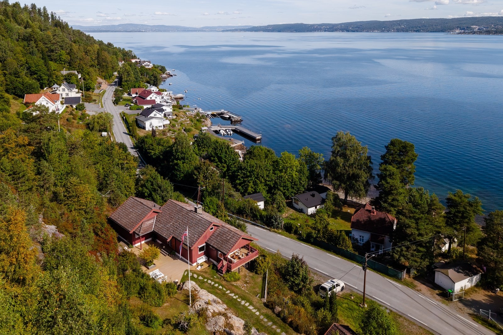 Her bor du høyt og fritt med Oslofjorden som en naturlig del av omgivelsene, samtidig som eiendommen ligger tilbaketrukket fra sjølinjen. Galleribilde