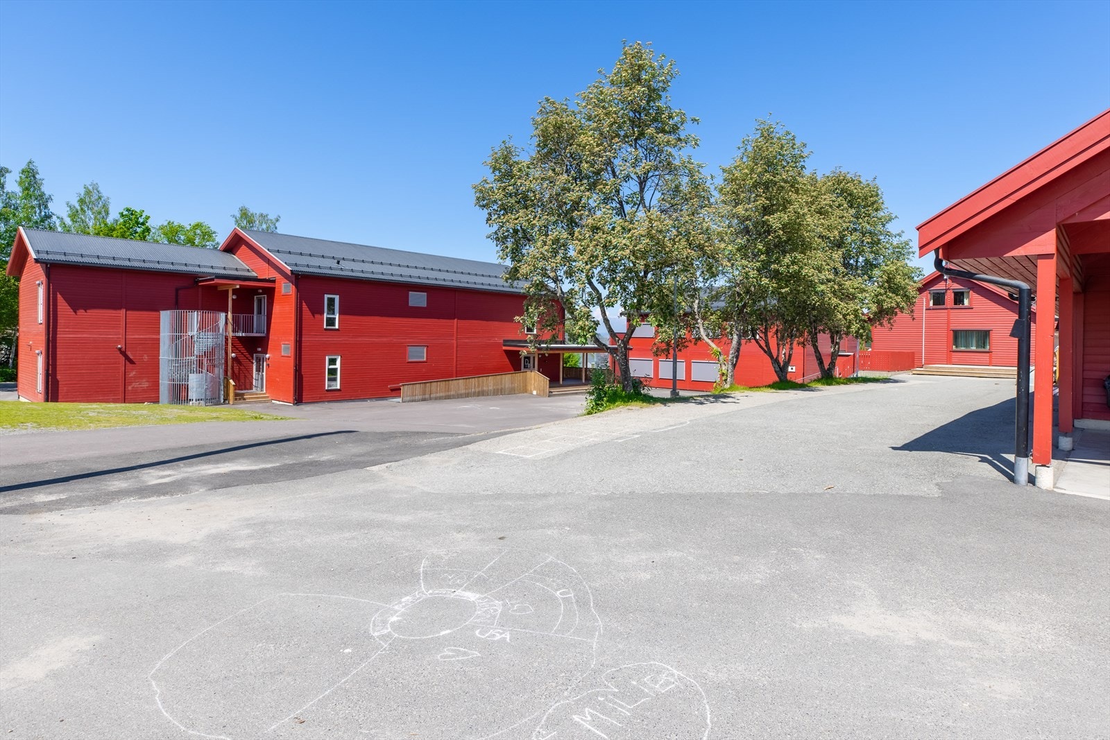 Nærsnes skole ligger i nærområdet og bidrar til en praktisk hverdag for familier med barn. Galleribilde