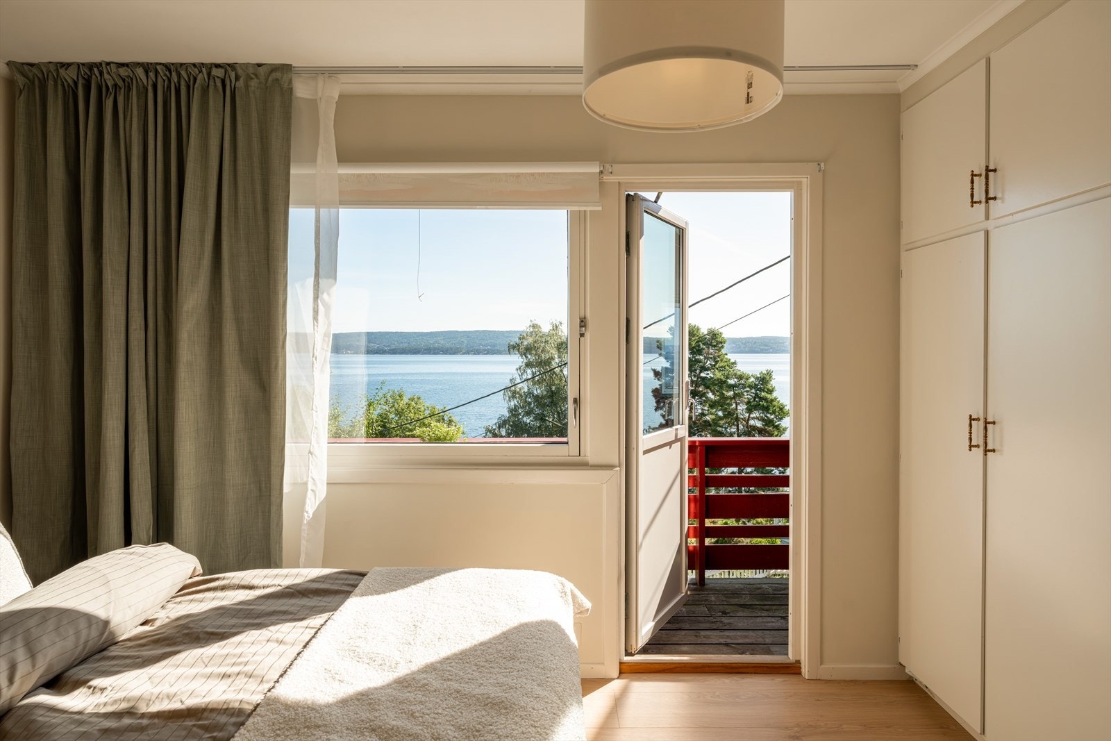 Fra hovedsoverommet er det direkte utgang til egen balkong, som gir rommet en ekstra kvalitet. Galleribilde
