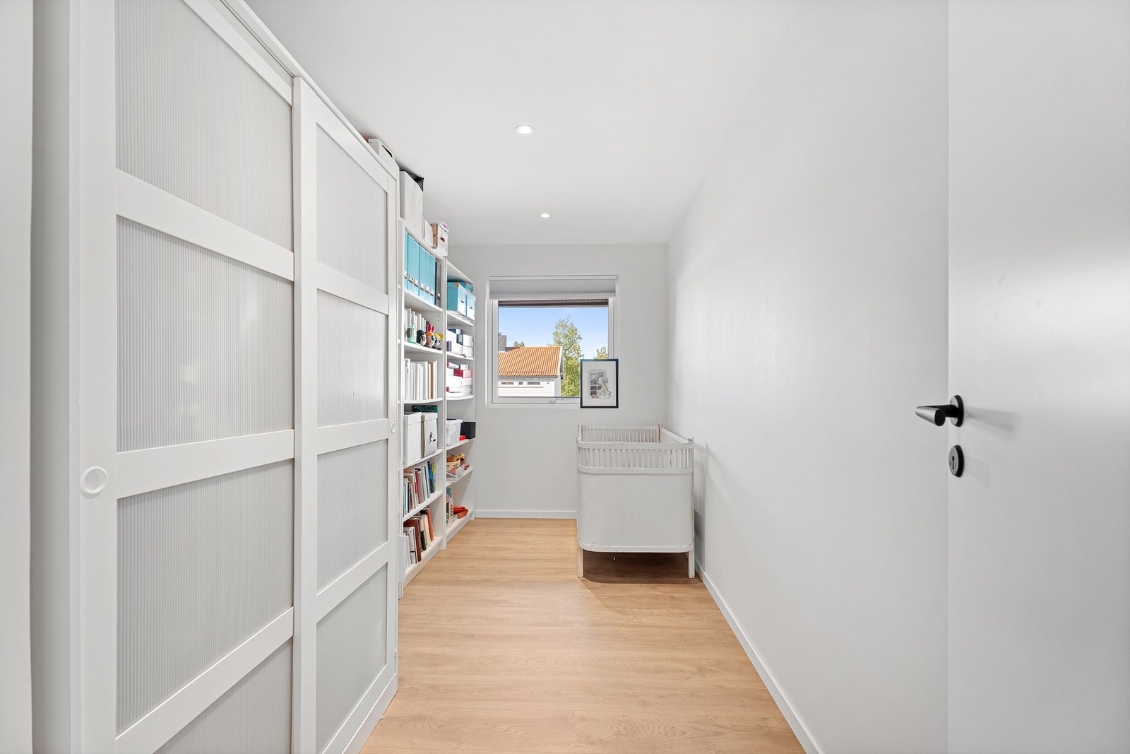 Soverom 3 med plass til enkeltseng og annet møblement. Galleribilde