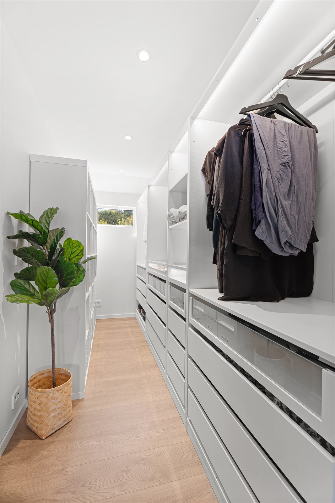 Omkledningsrom med rikelig garderobeplass (opprinnelig godkjent som loft). Galleribilde