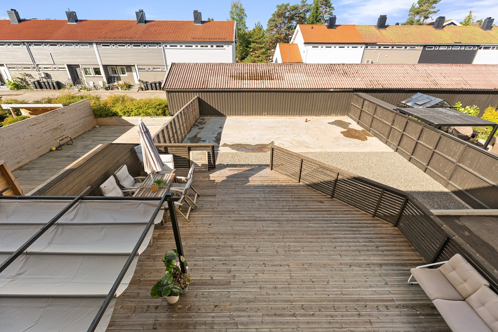 Det er en svært romslig tomt med stor terrasse, og hvor et stort parti i forkant av huset er planert og har potensial for å anlegge hage med for eksempel utekjøkken på støpt flate. Galleribilde
