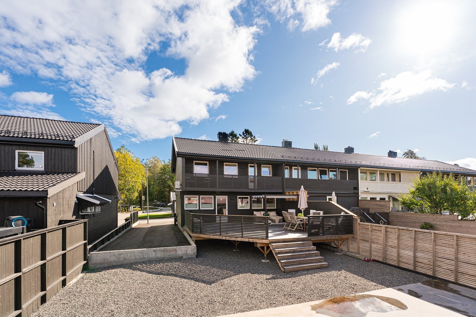 Gårdstunet er asfaltert i nyere tid, og det er godt med biloppstillingsplasser. Galleribilde