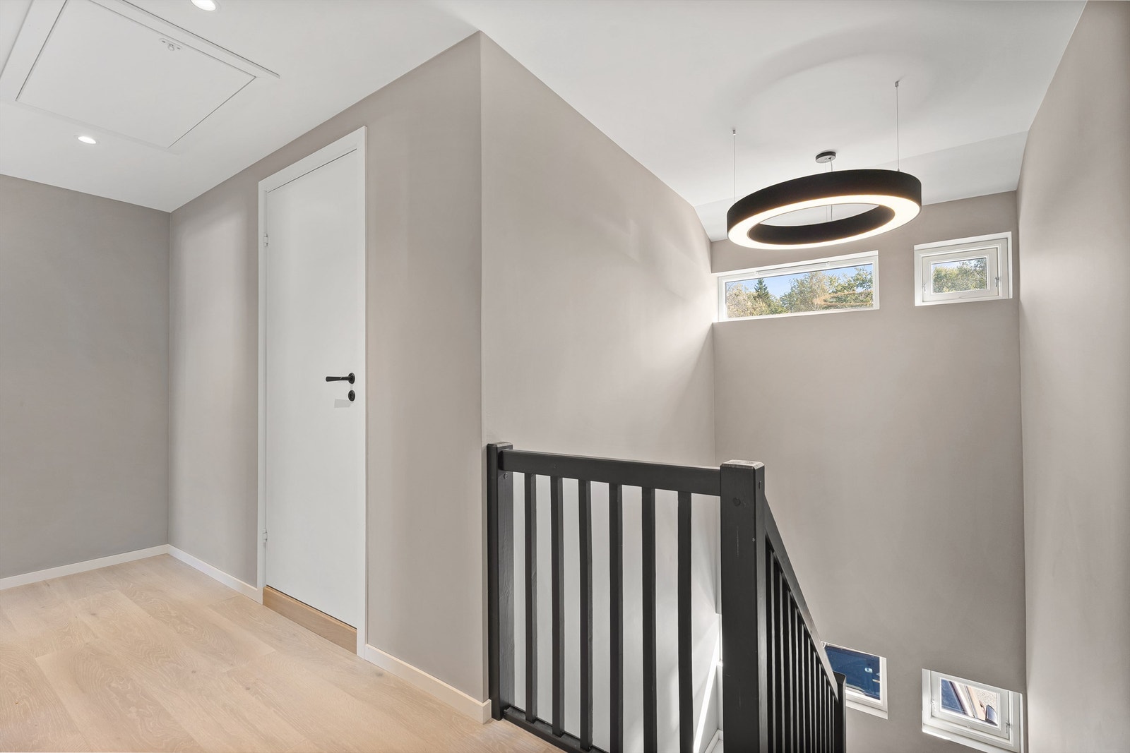 2. etasjen med tilgang til loft. Også her er det listefri overganger mellom vegger og tak. Galleribilde