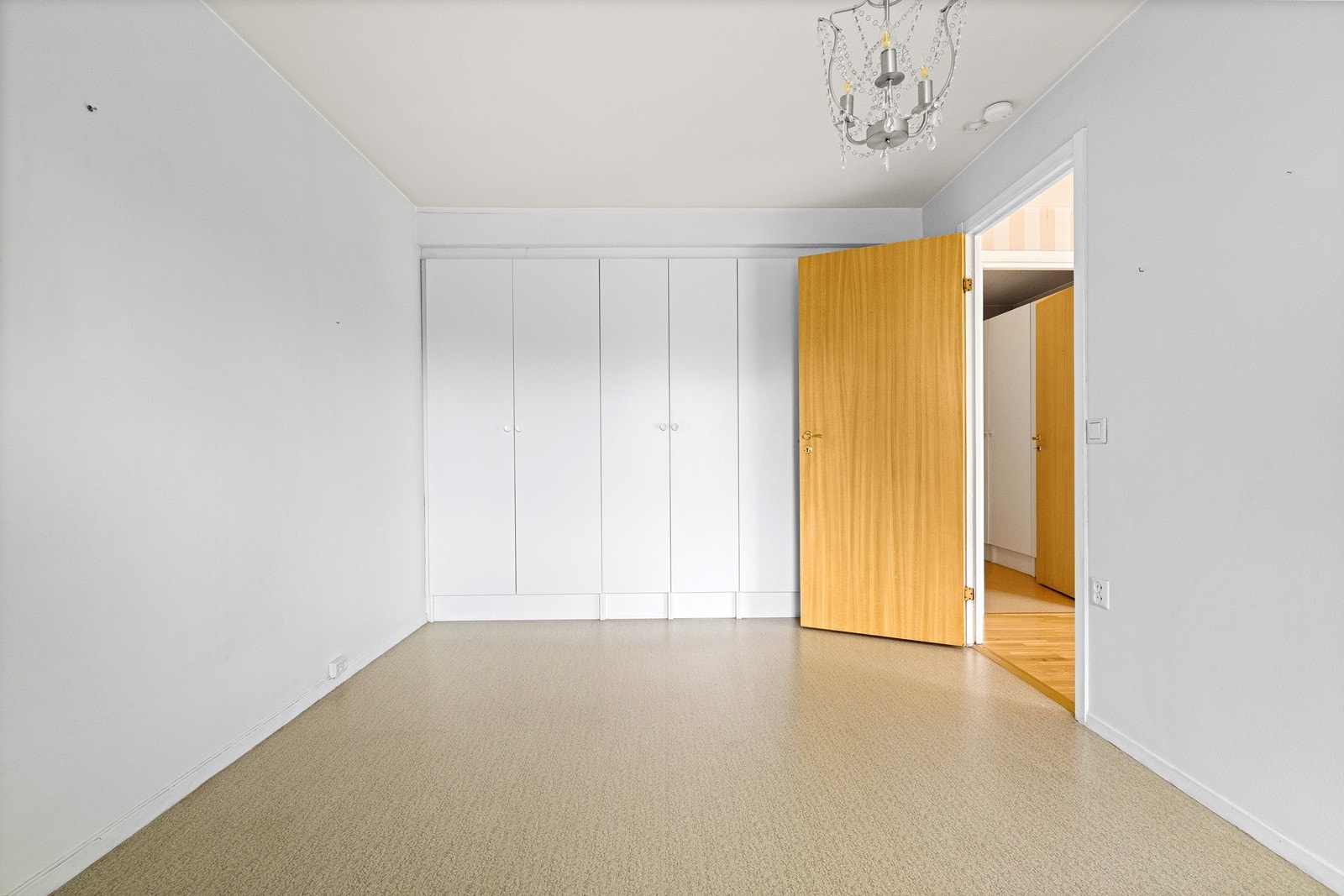 Soverommet har god plass til dobbeltseng og er utstyrt med garderobeskap. Galleribilde