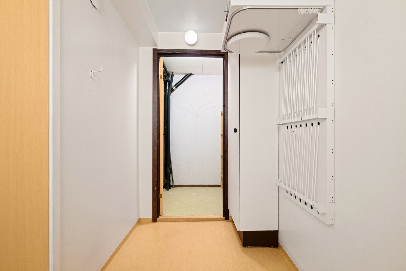 Tørkestativ på vegg og dør inn til bod. Galleribilde