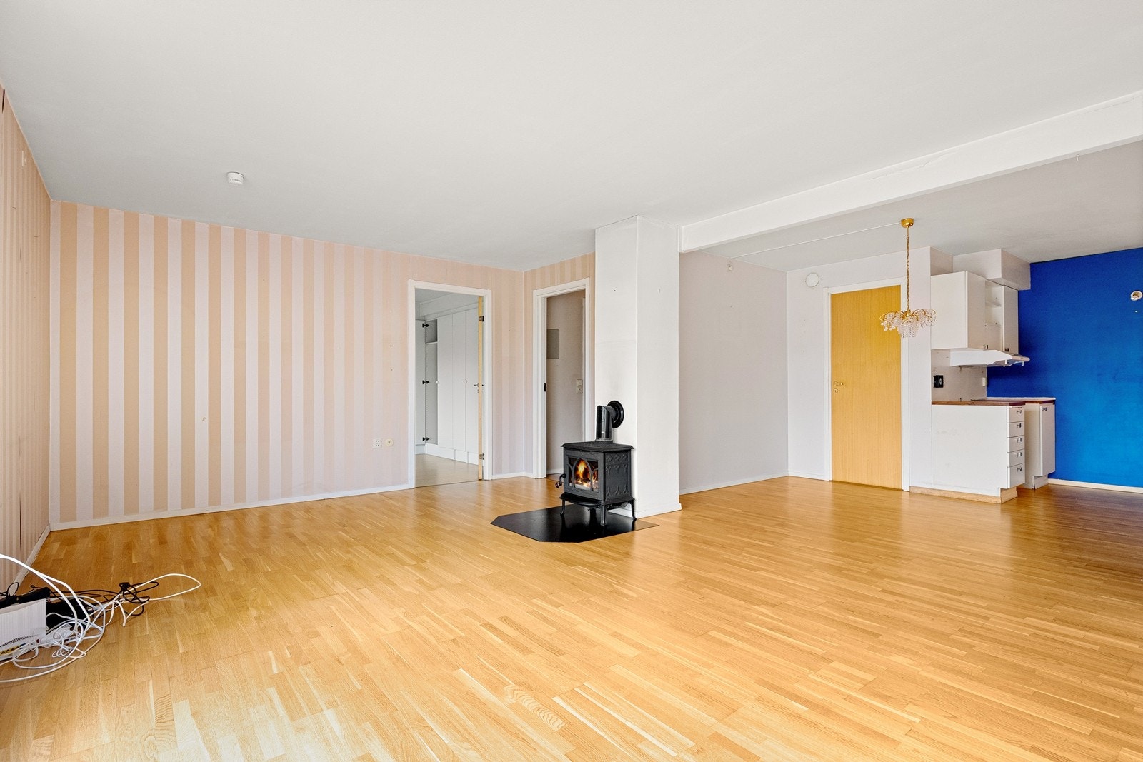 Stuen har god plass til både sofagruppe og spisebord. Galleribilde