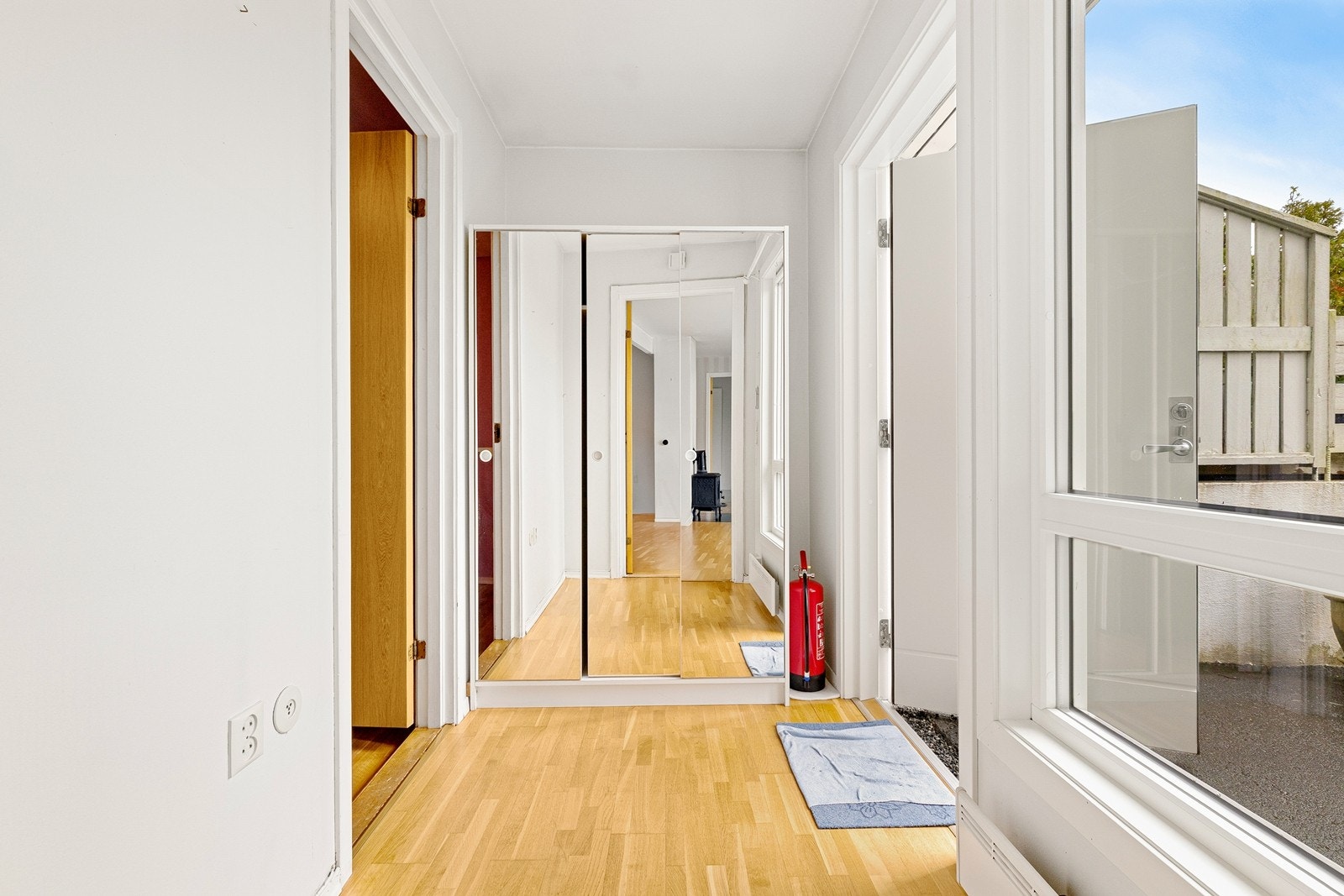 Entréen har plass til klesoppheng og er innredet med speilskyvedørsgarderobe. Galleribilde