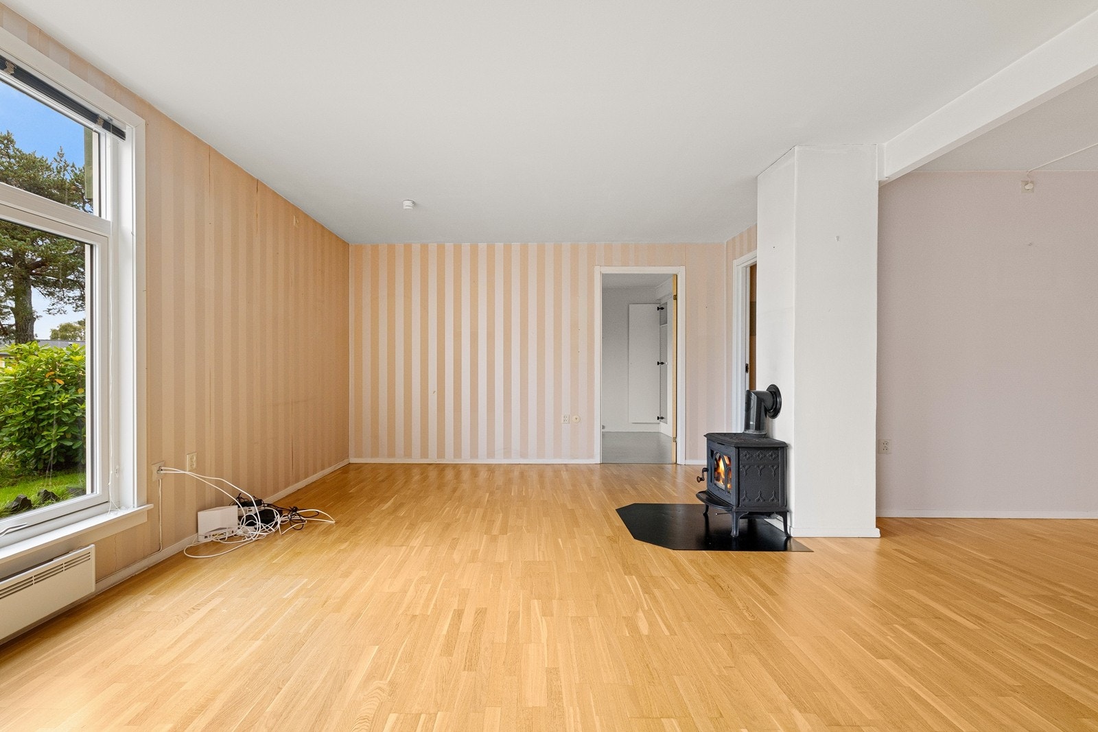 Rommet har parkett på gulv og malte samt tapetserte veggflater. Galleribilde