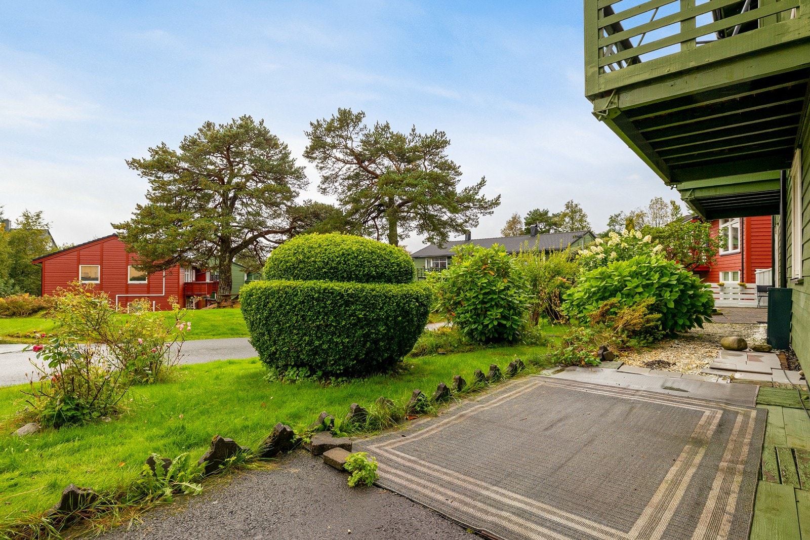 Her har du muligheter for å skape en trivelig uteplass hvor du kan nyte rolige dager i grønne omgivelser. Galleribilde