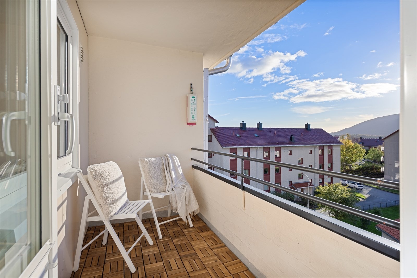 Balkongen har plass til en liten sittegruppe og gir en hyggelig uteplass. Galleribilde