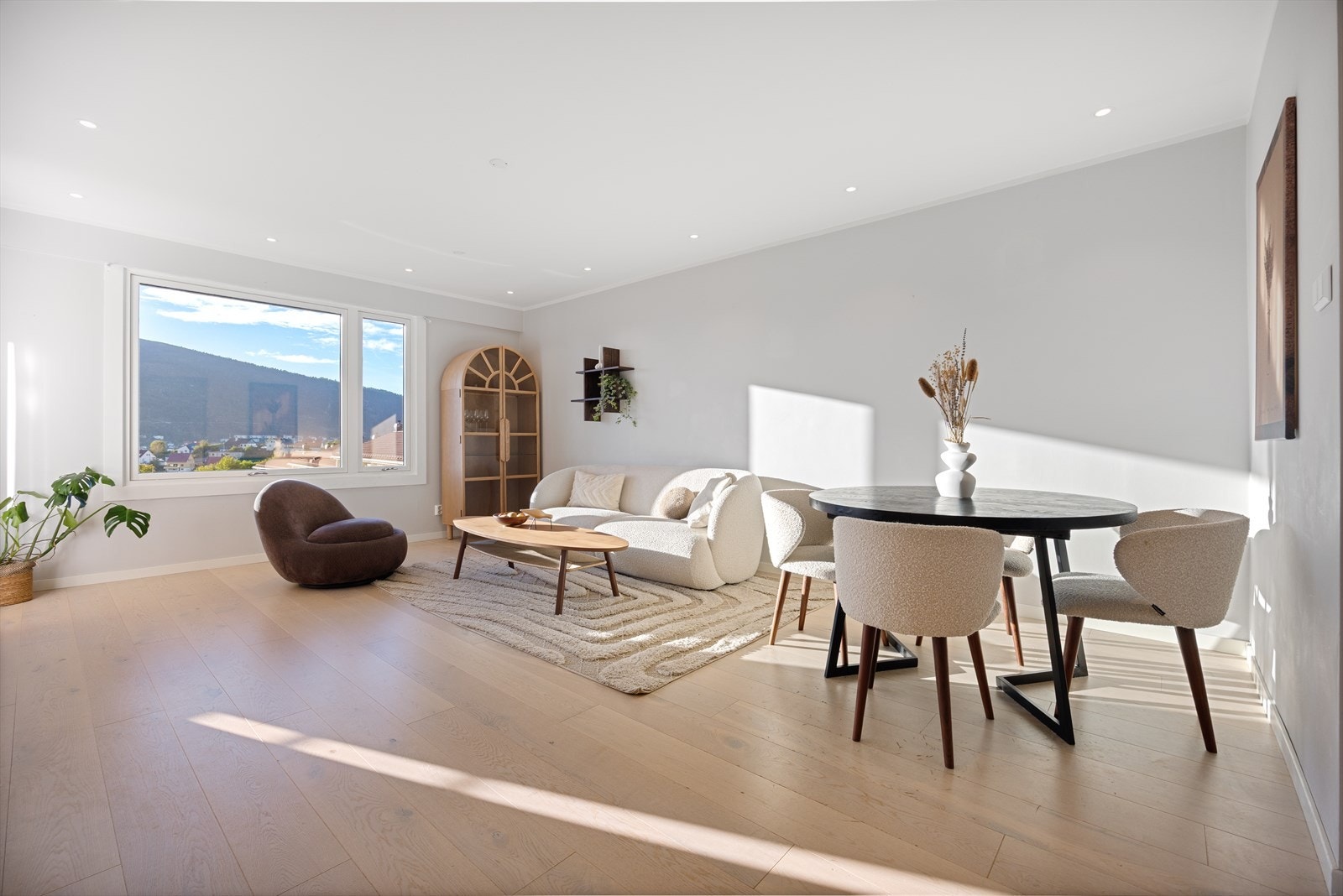 Stuen har god plass til både sofagruppe og spiseplass. Galleribilde
