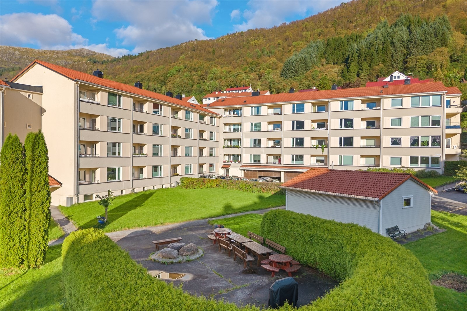 Leiligheten har en attraktiv og sentral beliggenhet på Landås, i et veletablert og populært boligområde. Galleribilde