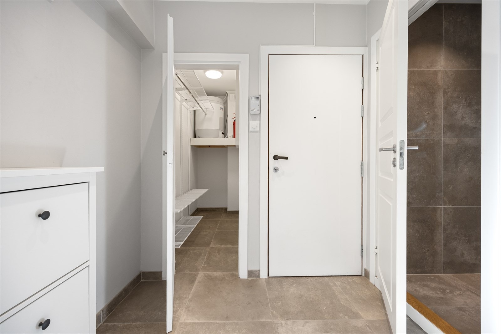 Entréen har god plass til oppbevaring av sko og yttertøy. I tillegg har leiligheten innvendig bod på ca. 2,5 m², samt to kjellerboder. Galleribilde