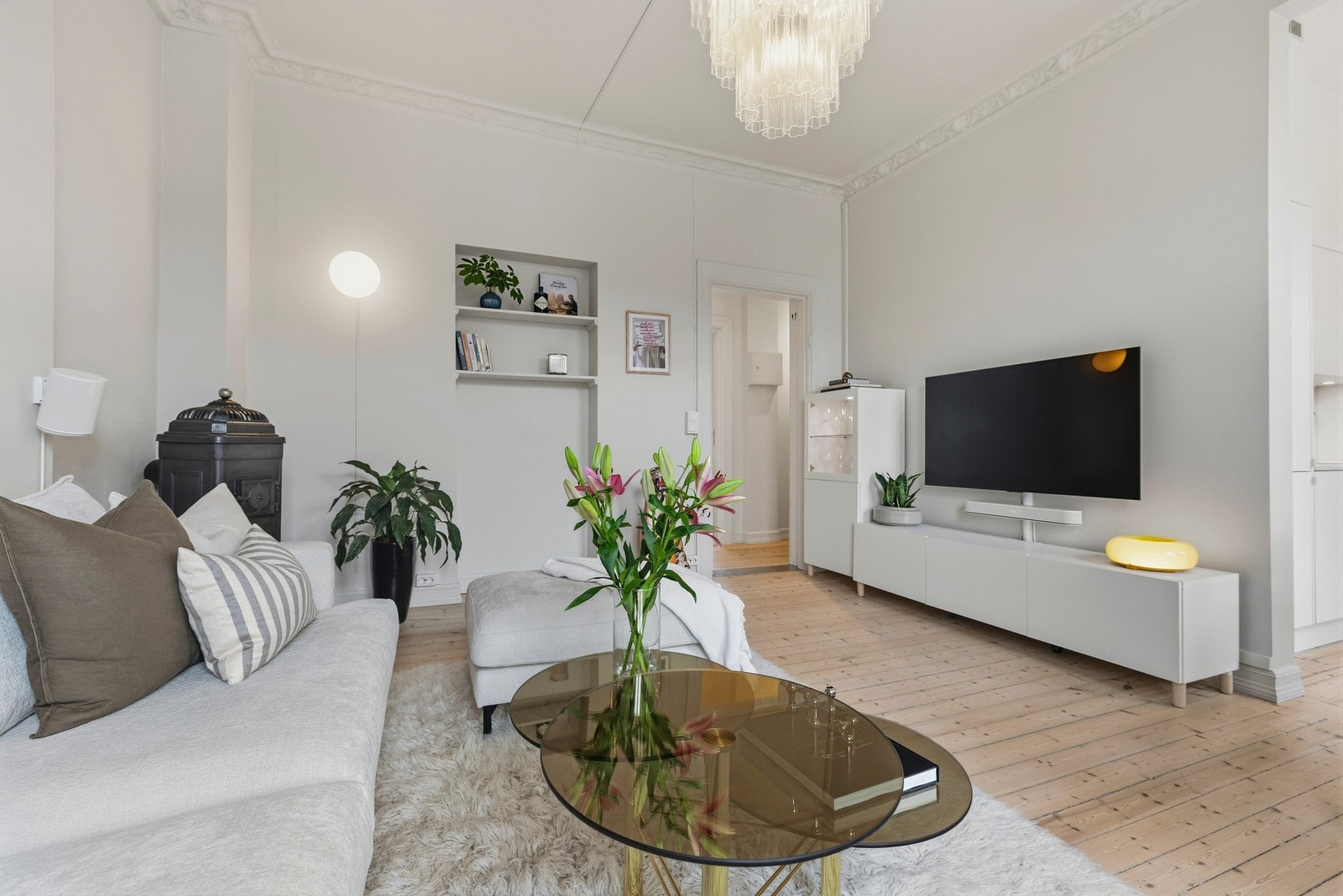 Original stukkatur, tregulv, kakkelovn, store vindusflater og en imponerende takhøyde på over tre meter skaper en elegant og herskapelig atmosfære. Galleribilde