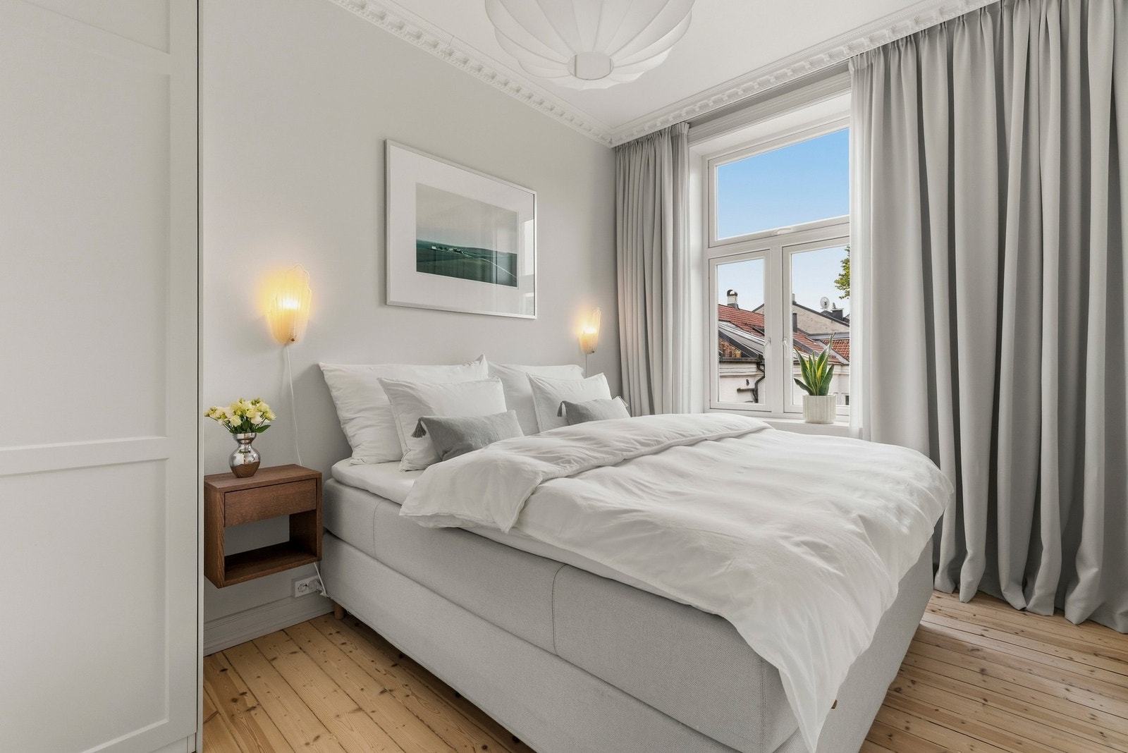 Hovedsoverommet er romslig og har god plass til dobbeltseng med nattbord på begge sider, samt garderobeløsning. Galleribilde
