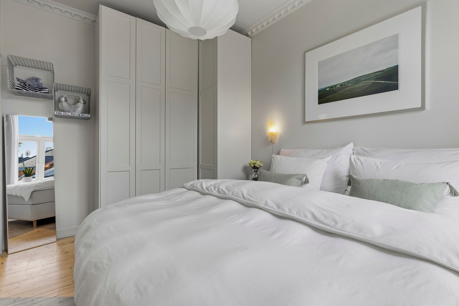 Garderobeskapet har innredning fra IKEA og er spesialtilpasset i høyden for bedre utnyttelse av rommet. Sideplater og skapfronter fra Noremax gir løsningen et mer helhetlig og plassbygget uttrykk. Galleribilde