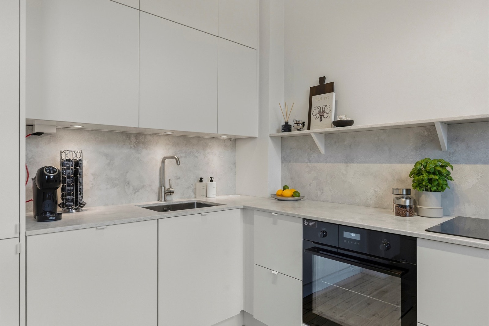 Benkeplaten er utført i komposittstein fra Technistone, type Ambient Light/Terra, og gir kjøkkenet et eksklusivt preg samtidig som den byr på gode arbeidsflater. Galleribilde