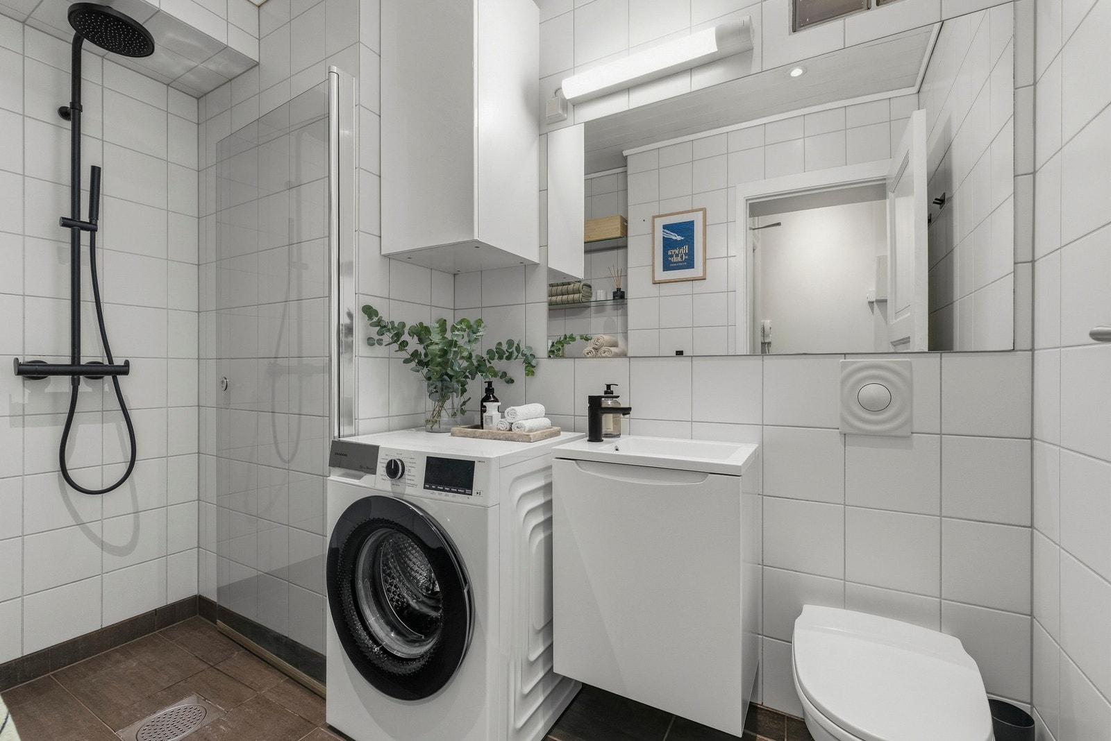 Badet er flislagt og har elektriske varmekabler i gulvet. Galleribilde